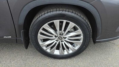 2022 Toyota Highlander Hybrid Platinum