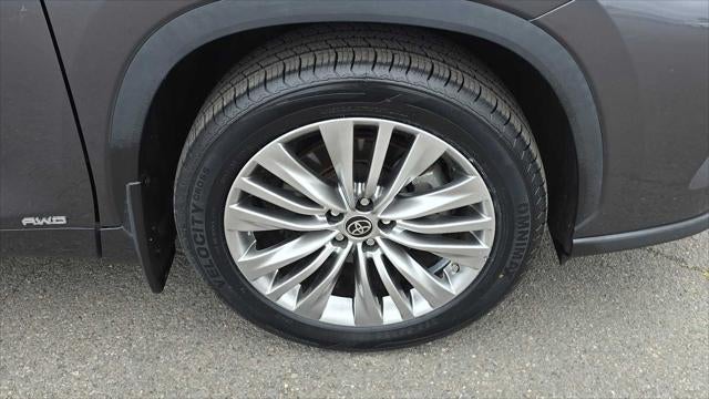 2022 Toyota Highlander Hybrid Platinum