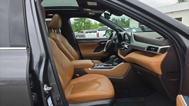 2022 Toyota Highlander Hybrid Platinum