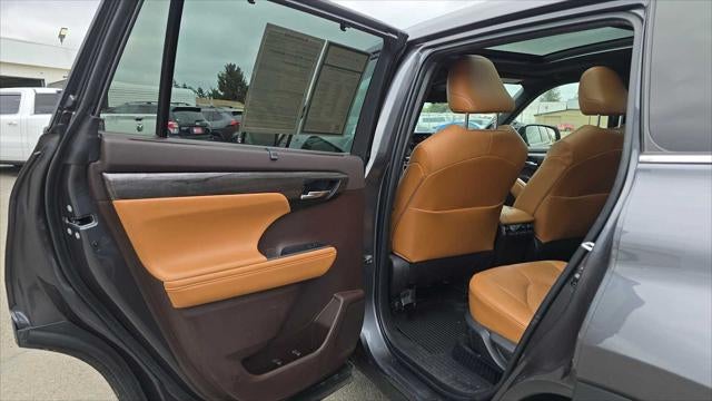 2022 Toyota Highlander Hybrid Platinum