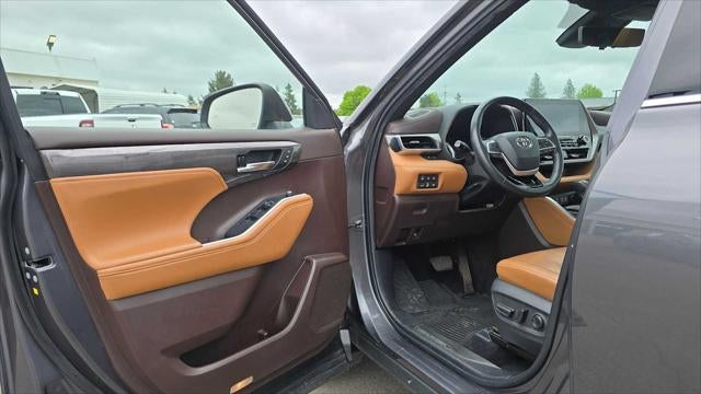 2022 Toyota Highlander Hybrid Platinum