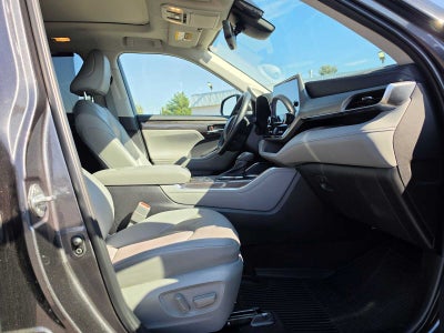 2023 Toyota Highlander Hybrid Platinum