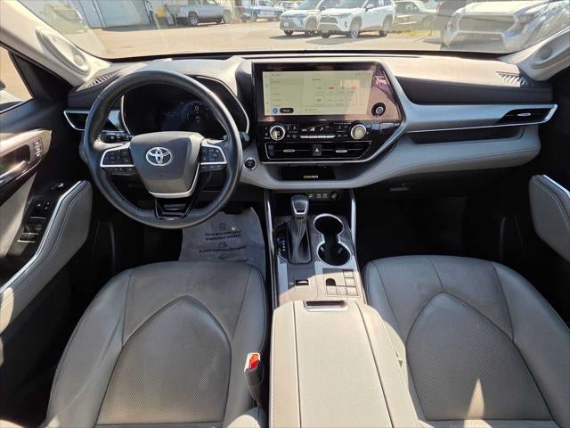 2023 Toyota Highlander Hybrid Platinum