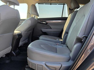 2023 Toyota Highlander Hybrid Platinum