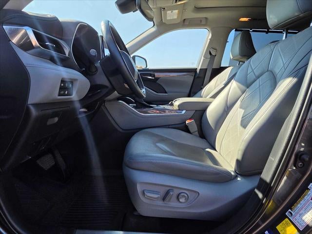 2023 Toyota Highlander Hybrid Platinum