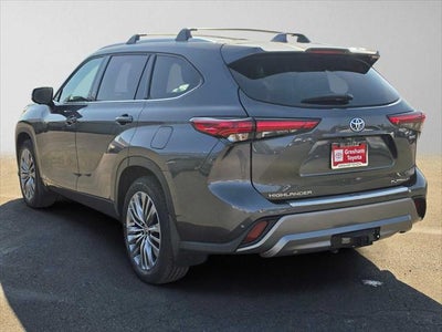 2023 Toyota Highlander Hybrid Platinum