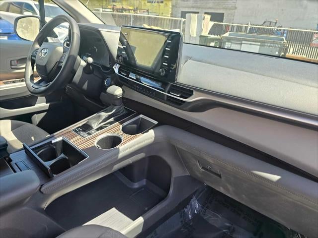 2024 Toyota Sienna LE