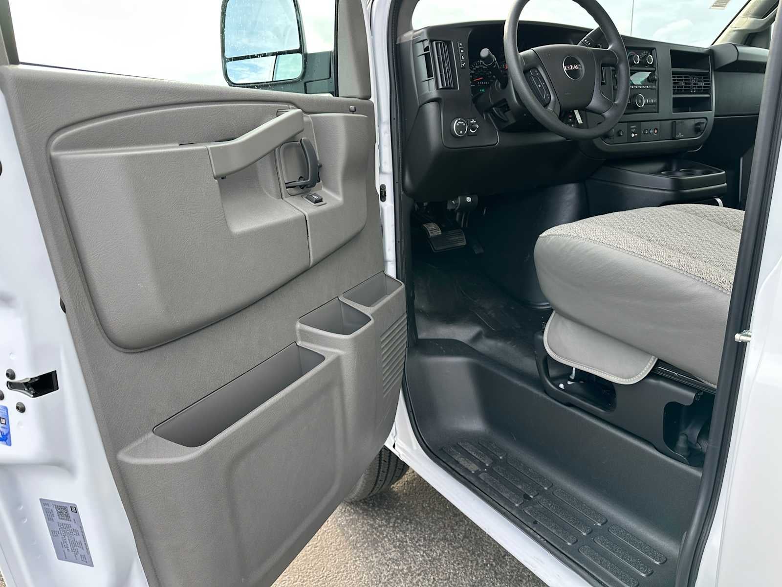 2025 GMC Savana LS