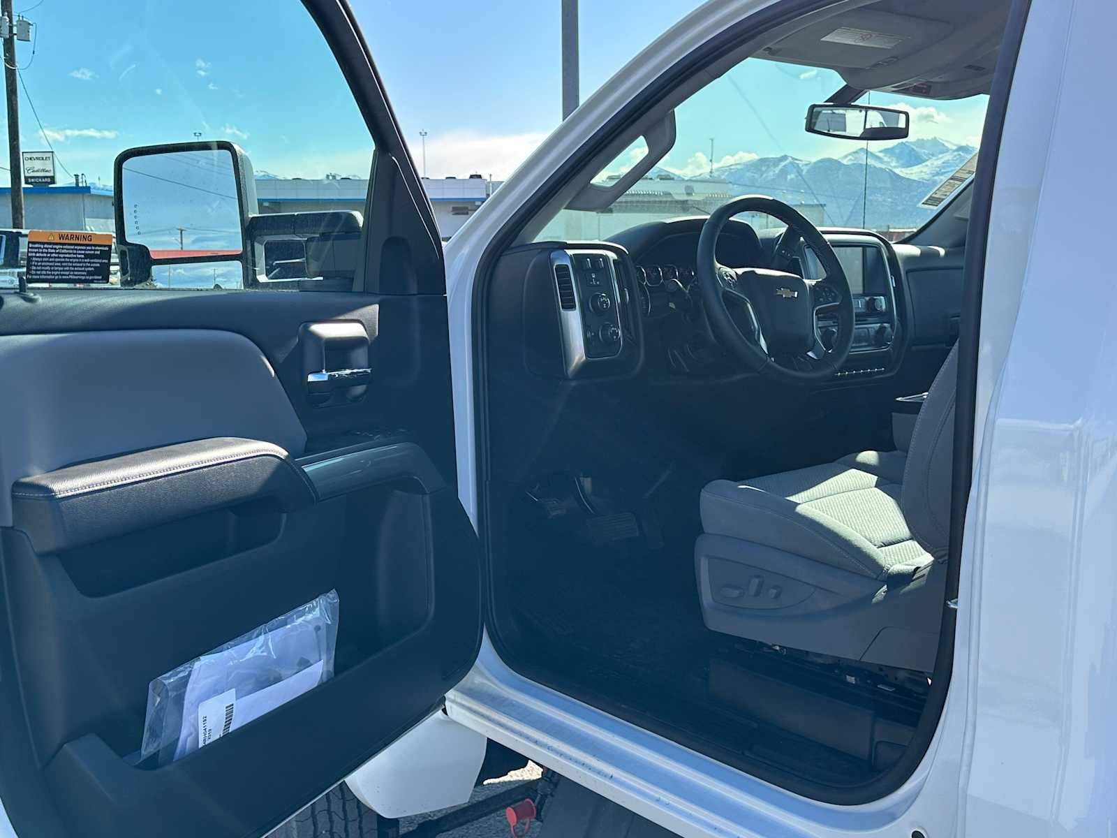 2024 Chevrolet Silverado MD LT