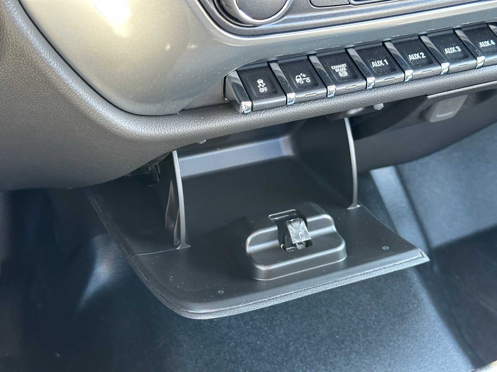 2024 Chevrolet Silverado MD LT