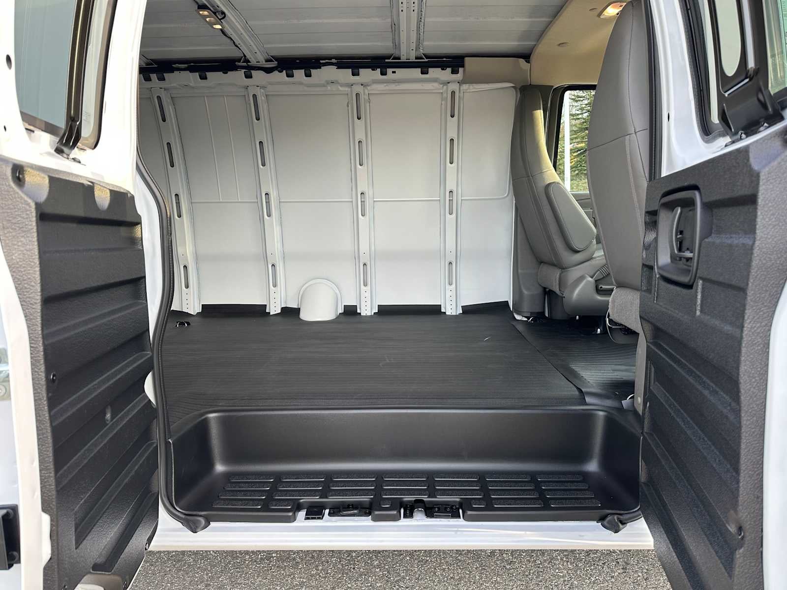 2025 GMC Savana Base