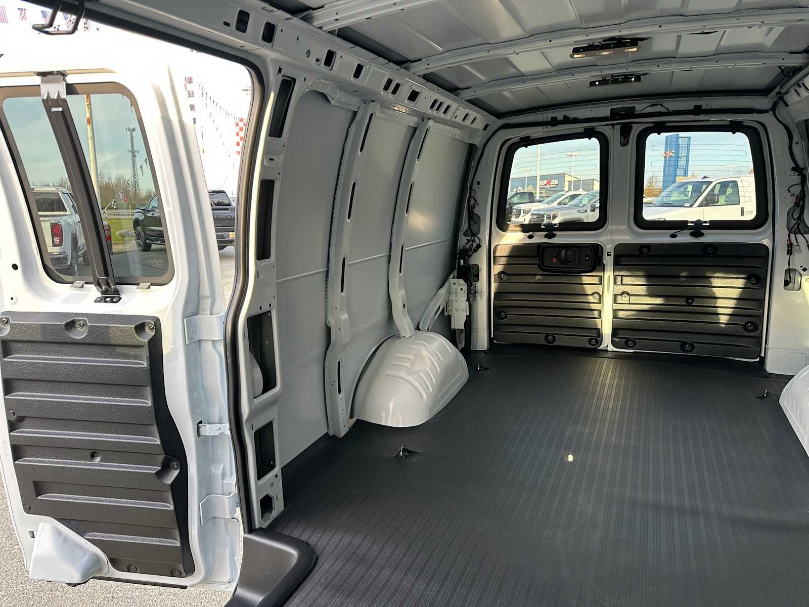 2025 GMC Savana Base