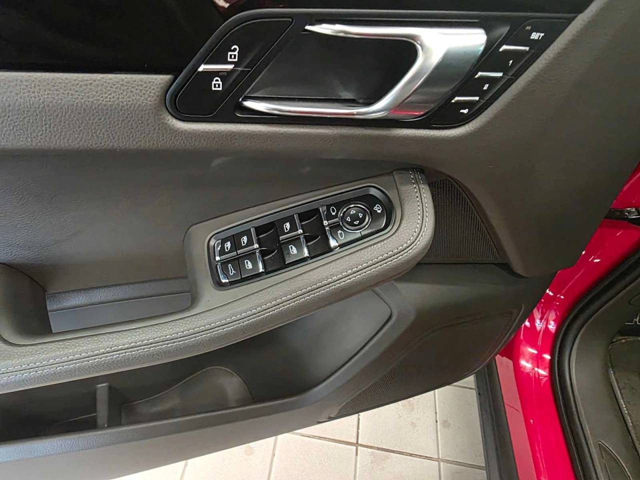 2025 Porsche Macan Base