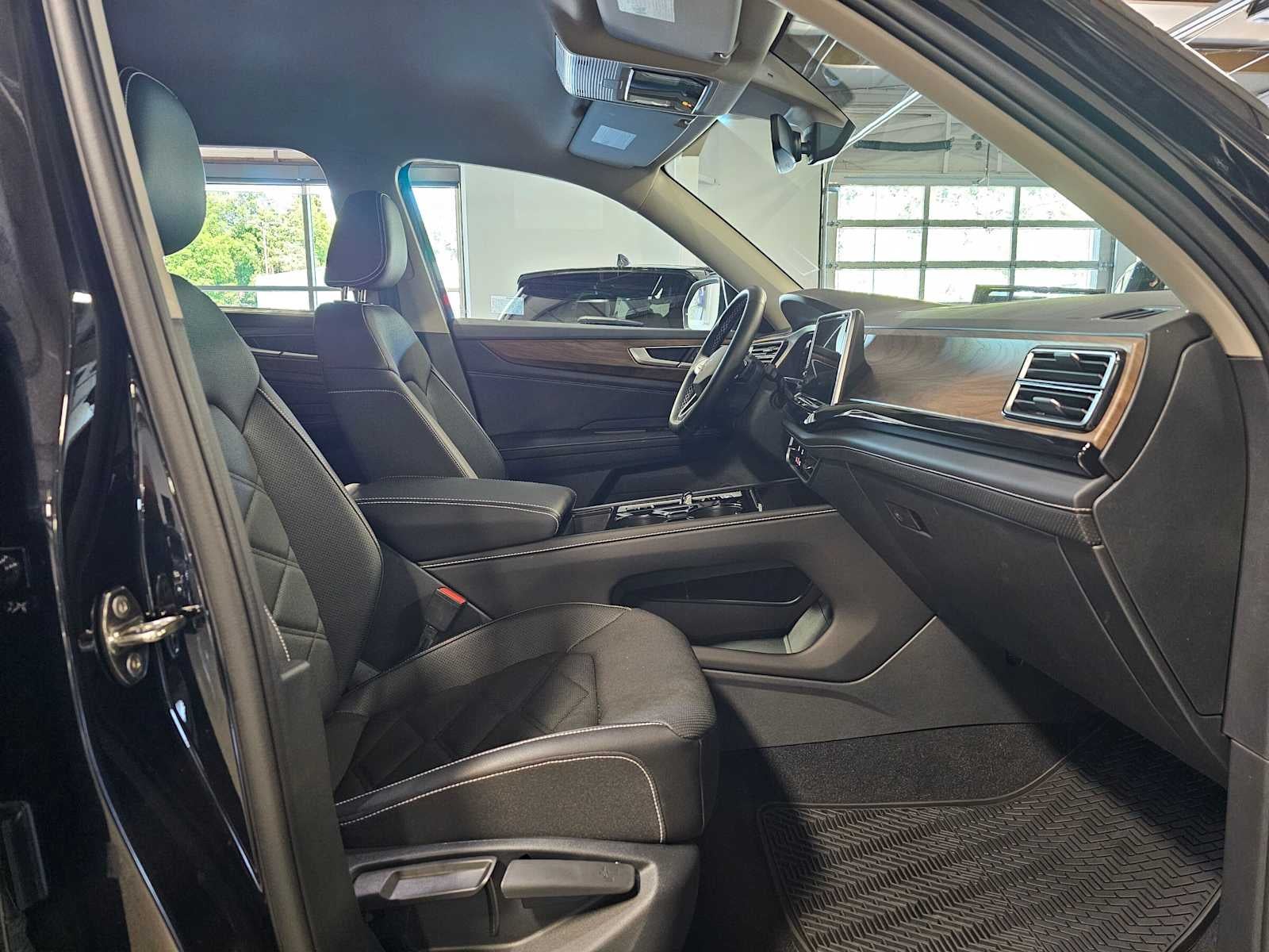 2025 Volkswagen Atlas 2.0T SE w/Technology 4MOTION