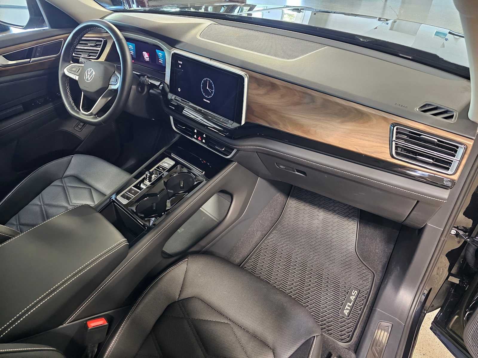 2025 Volkswagen Atlas 2.0T SE w/Technology 4MOTION