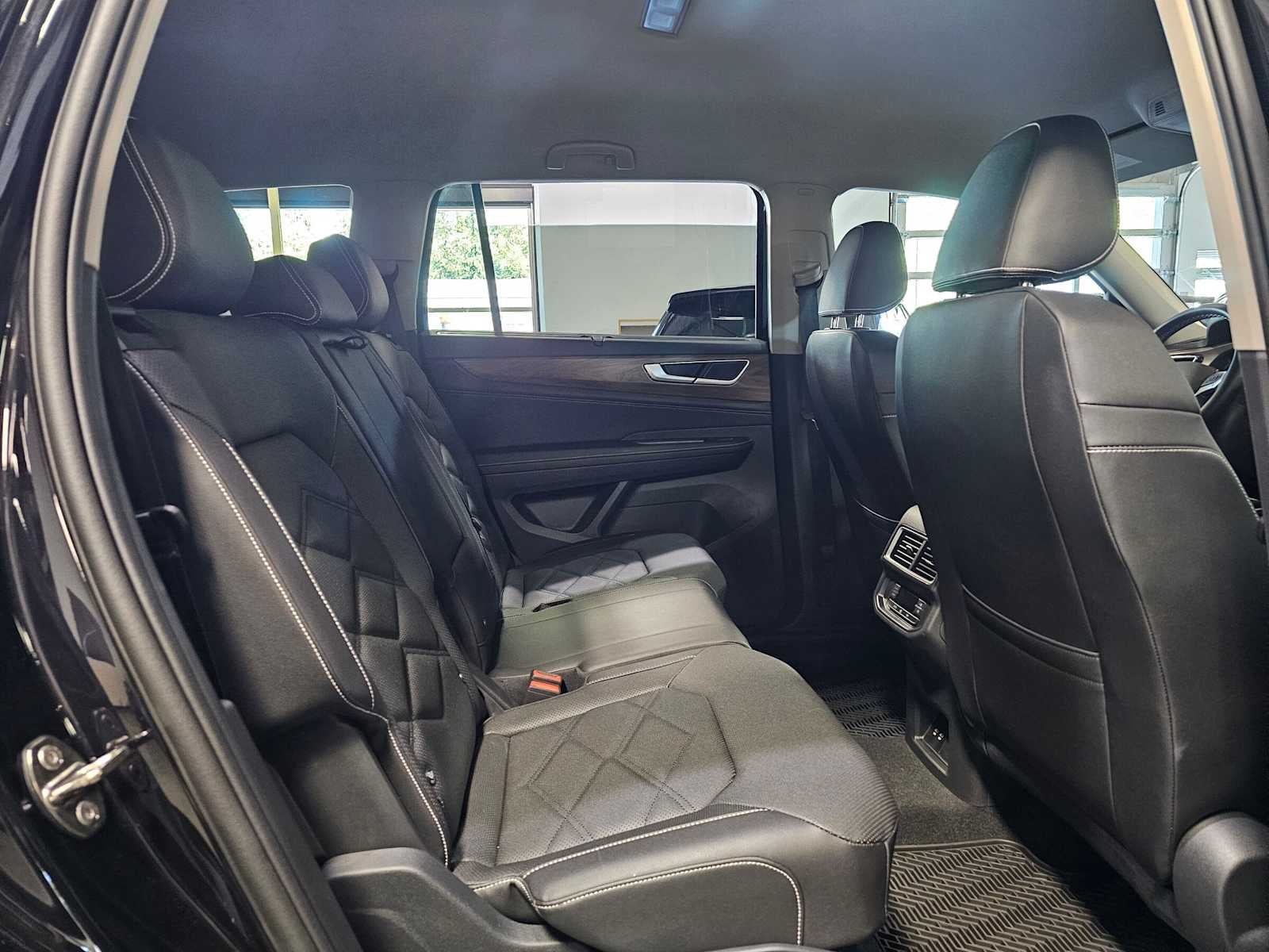2025 Volkswagen Atlas 2.0T SE w/Technology 4MOTION