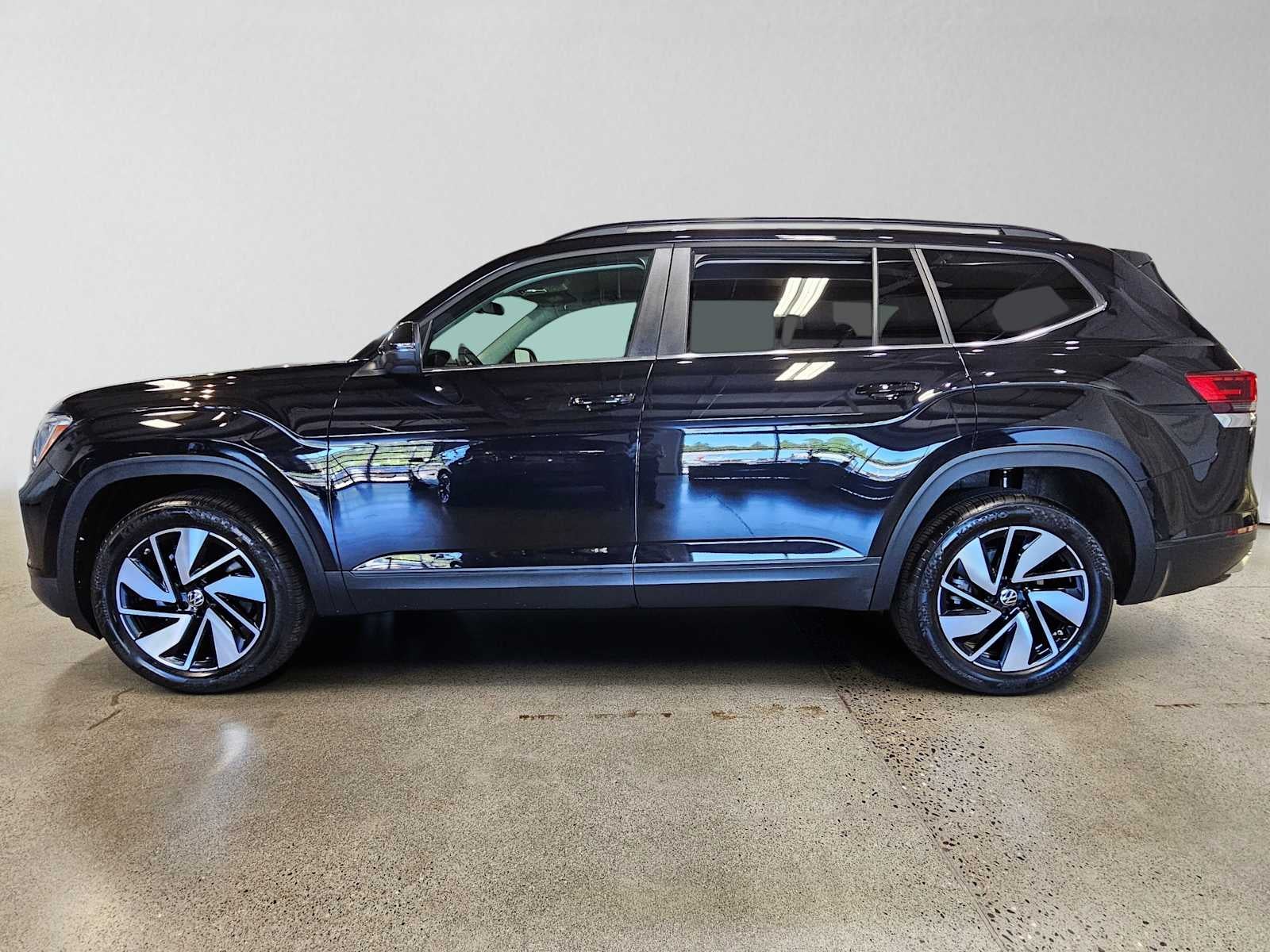 2025 Volkswagen Atlas 2.0T SE w/Technology 4MOTION