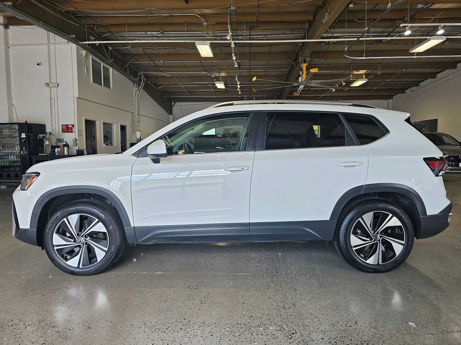 2025 Volkswagen Taos SE 4MOTION