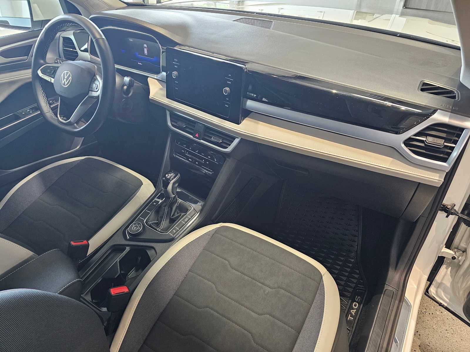 2025 Volkswagen Taos SE 4MOTION