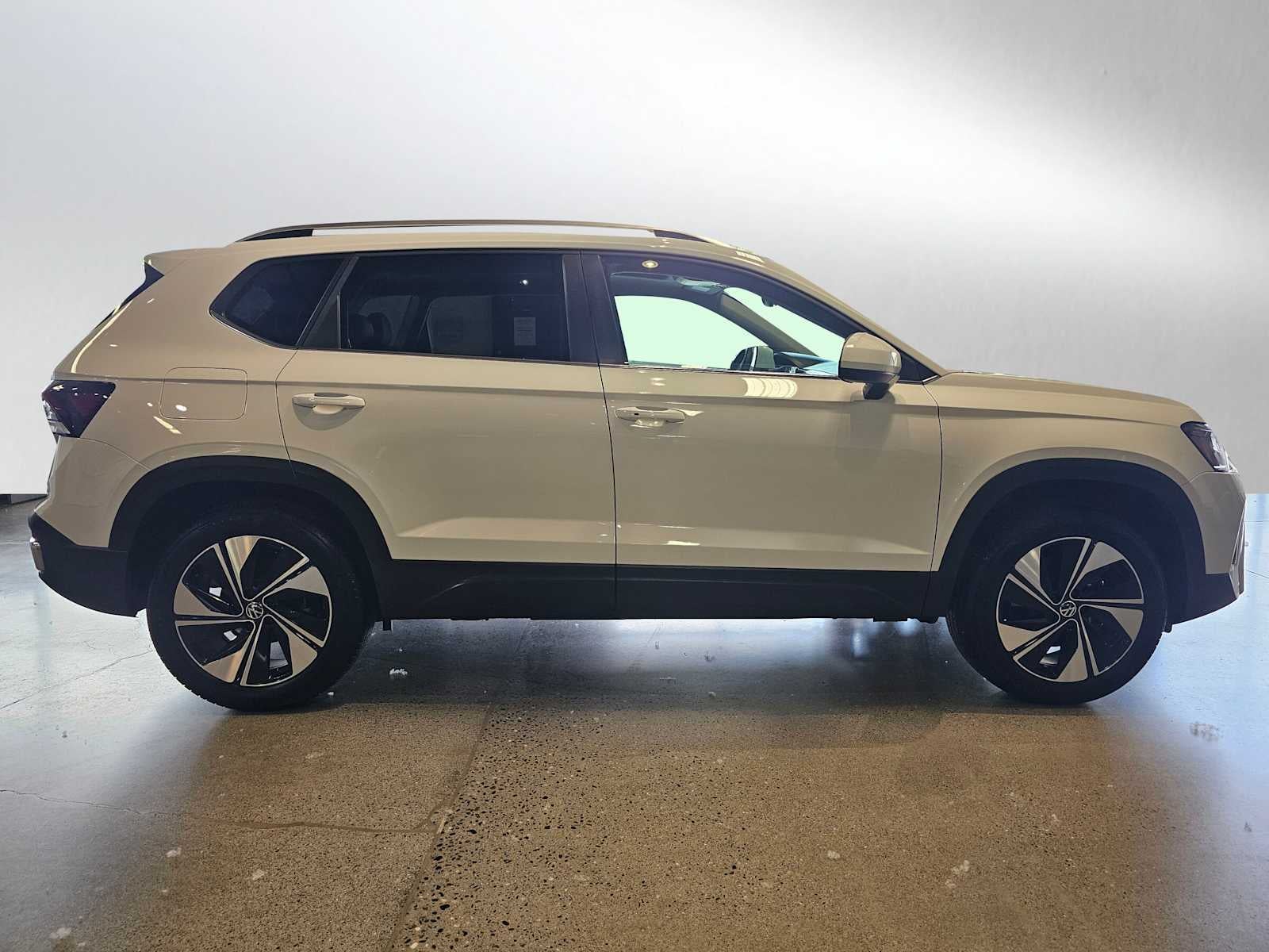 2025 Volkswagen Taos SE 4MOTION