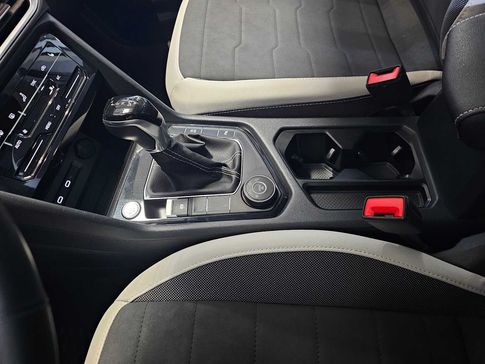 2025 Volkswagen Taos SE 4MOTION