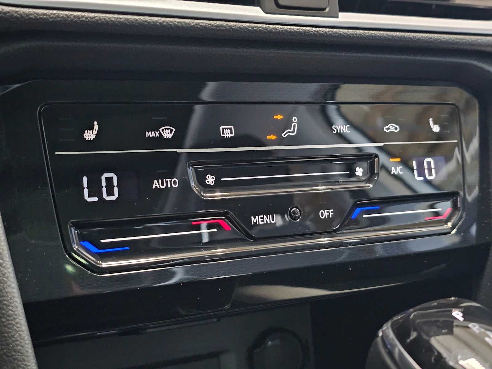 2025 Volkswagen Taos SE 4MOTION