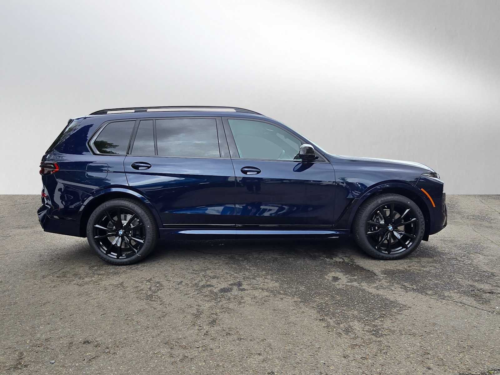 2026 BMW X7 M60i M60i