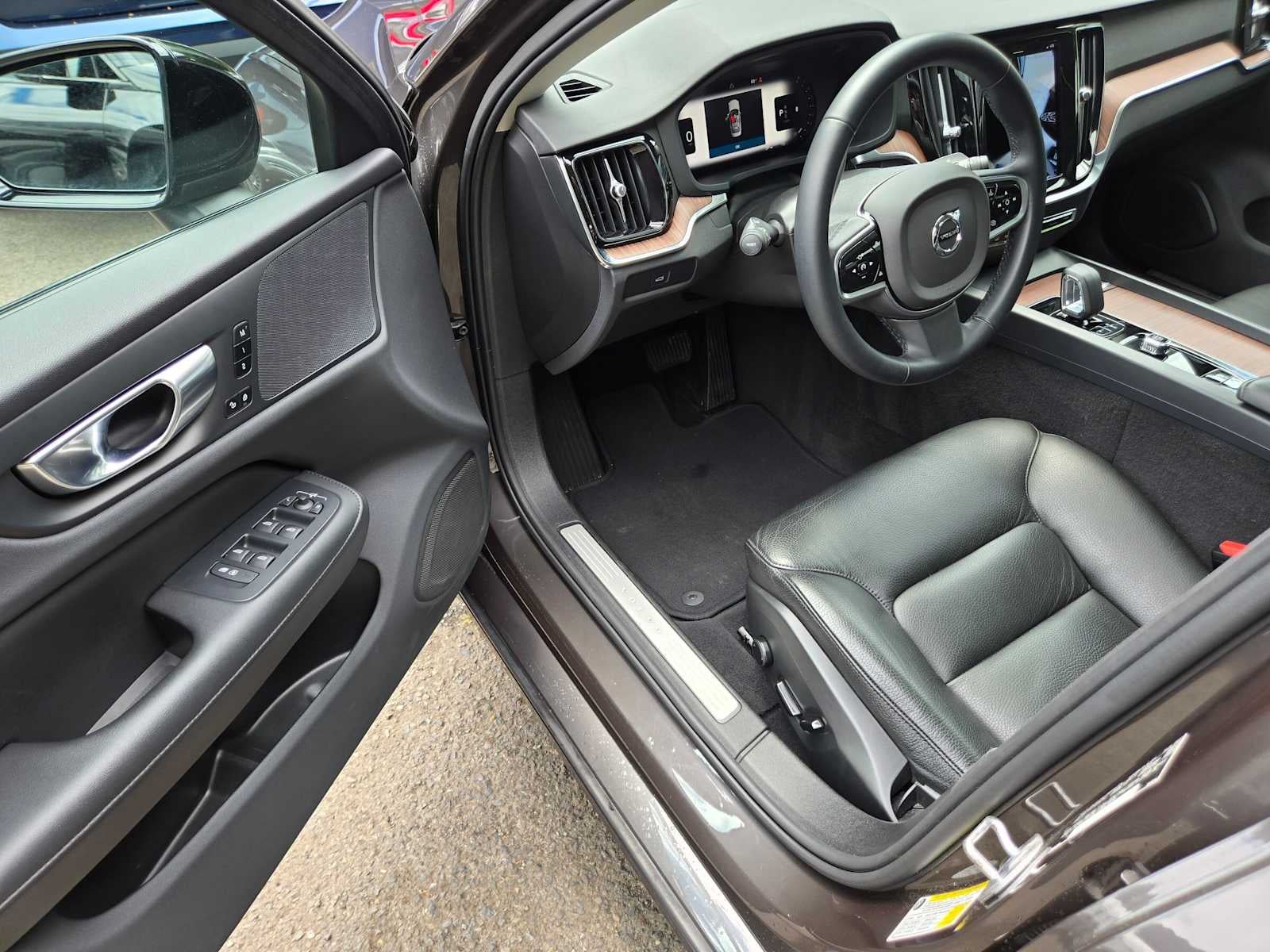 2024 Volvo S60 Plus Dark Theme