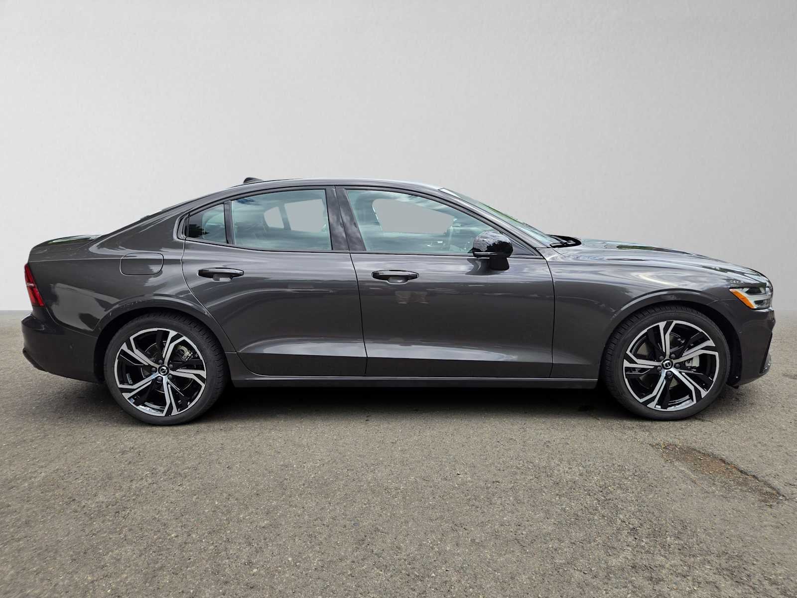 2024 Volvo S60 Plus Dark Theme