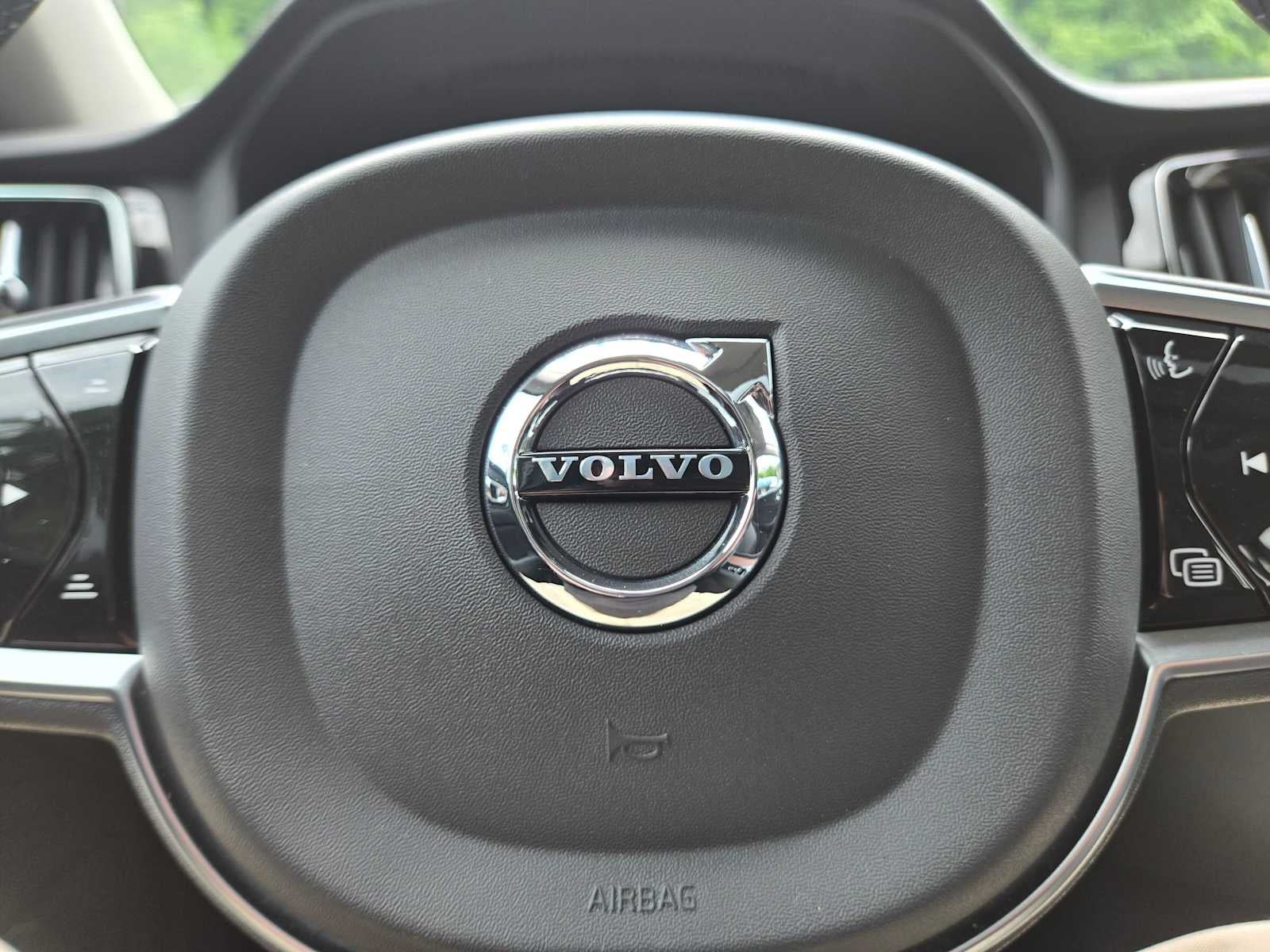 2024 Volvo S60 Plus Dark Theme