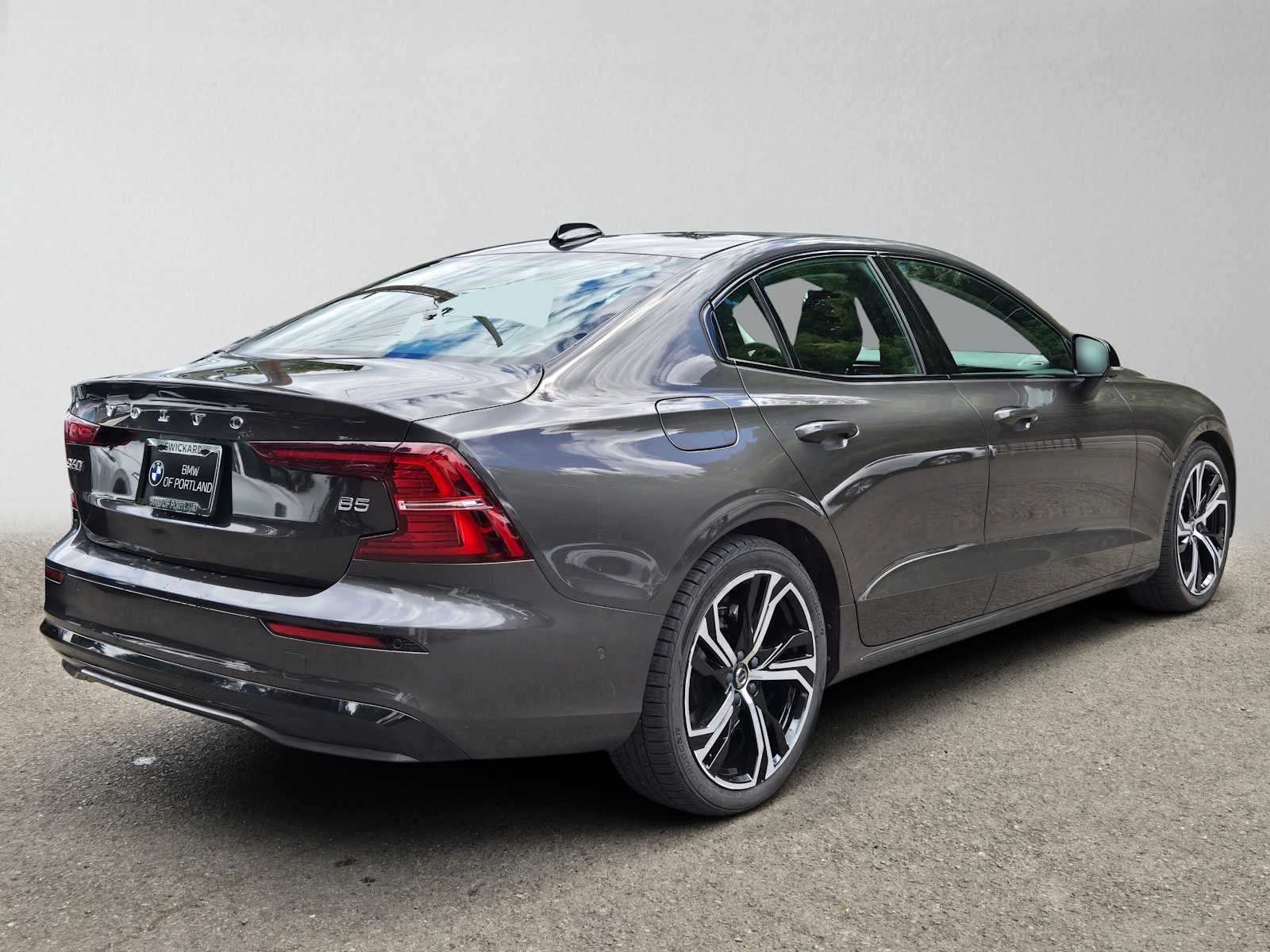 2024 Volvo S60 Plus Dark Theme