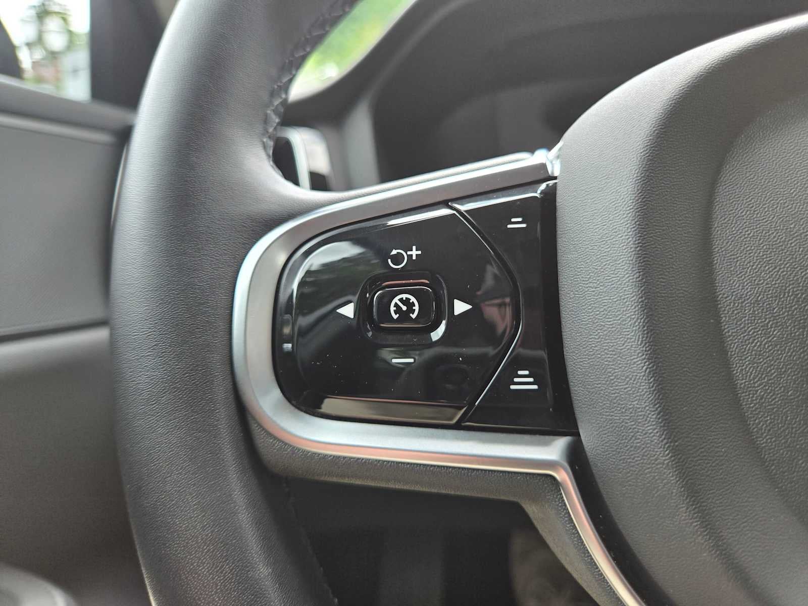 2024 Volvo S60 Plus Dark Theme