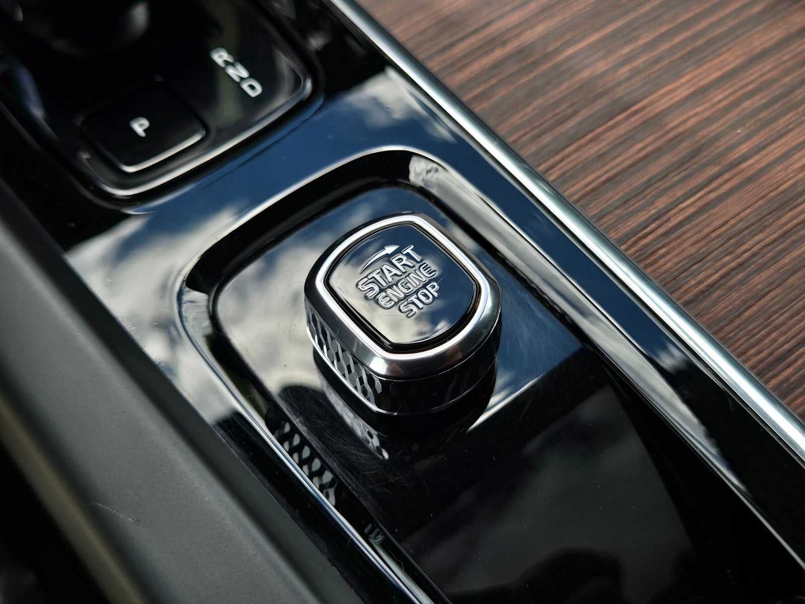 2024 Volvo S60 Plus Dark Theme