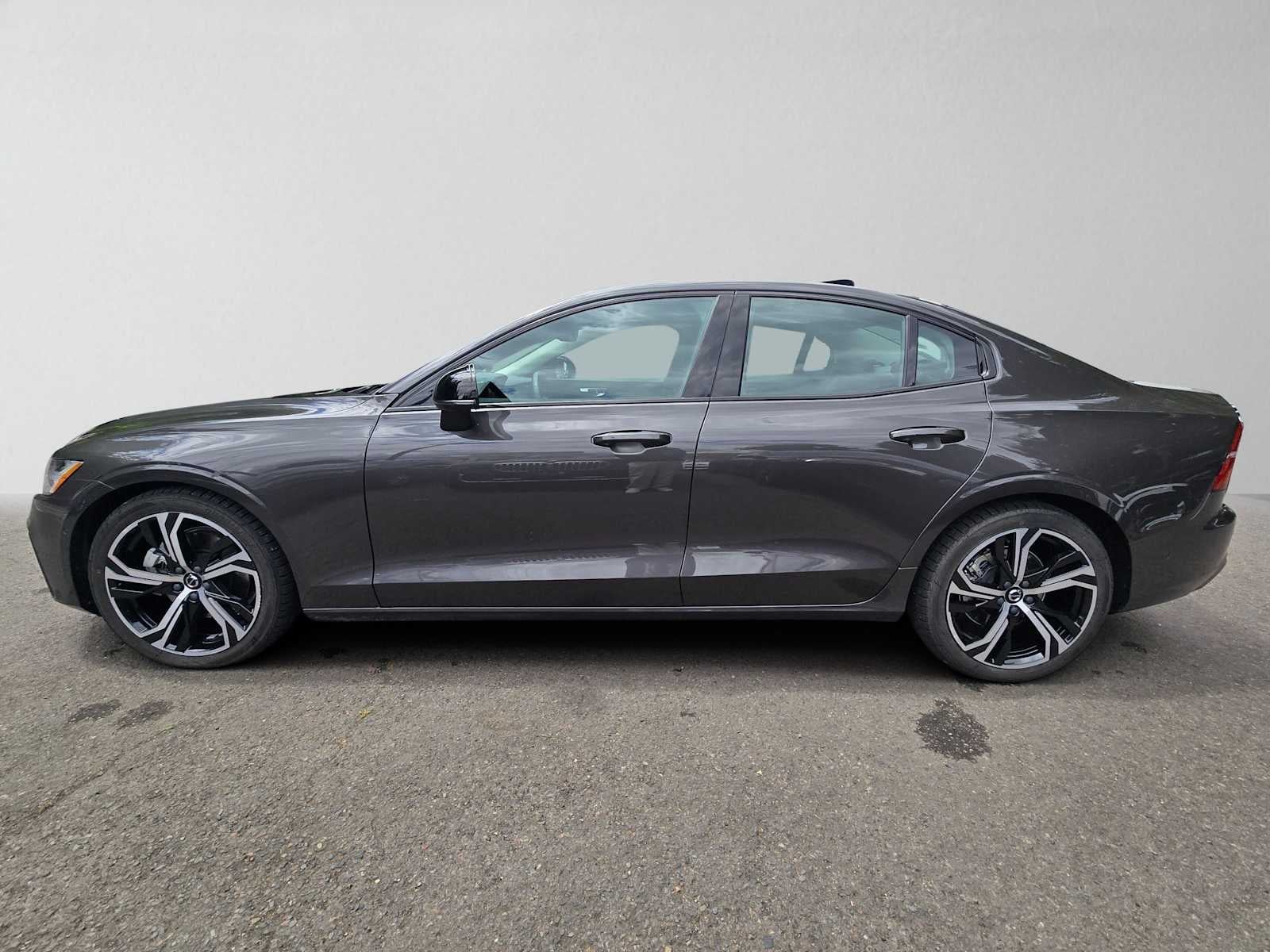 2024 Volvo S60 Plus Dark Theme