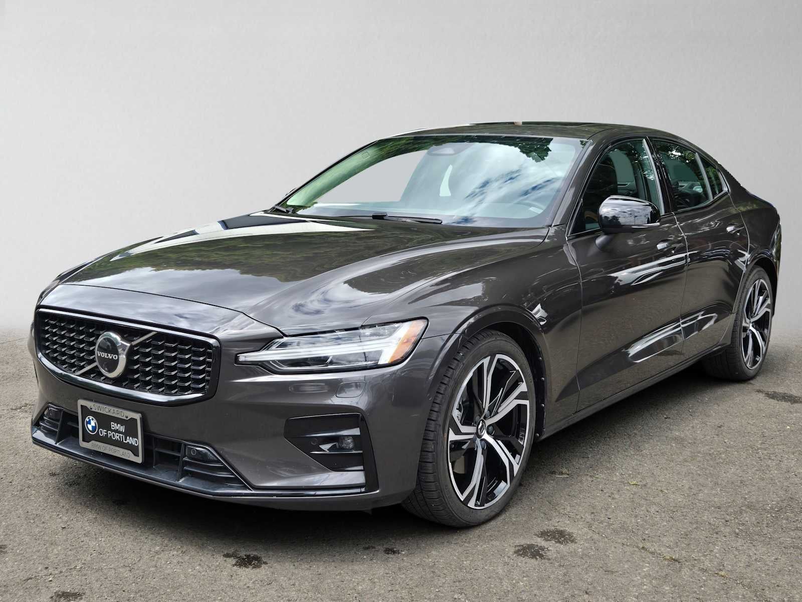 2024 Volvo S60 Plus Dark Theme