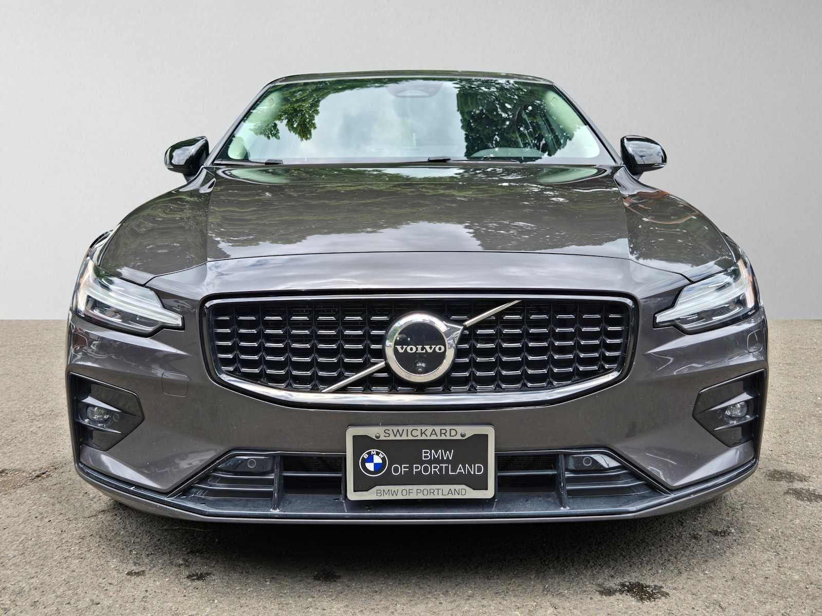 2024 Volvo S60 Plus Dark Theme