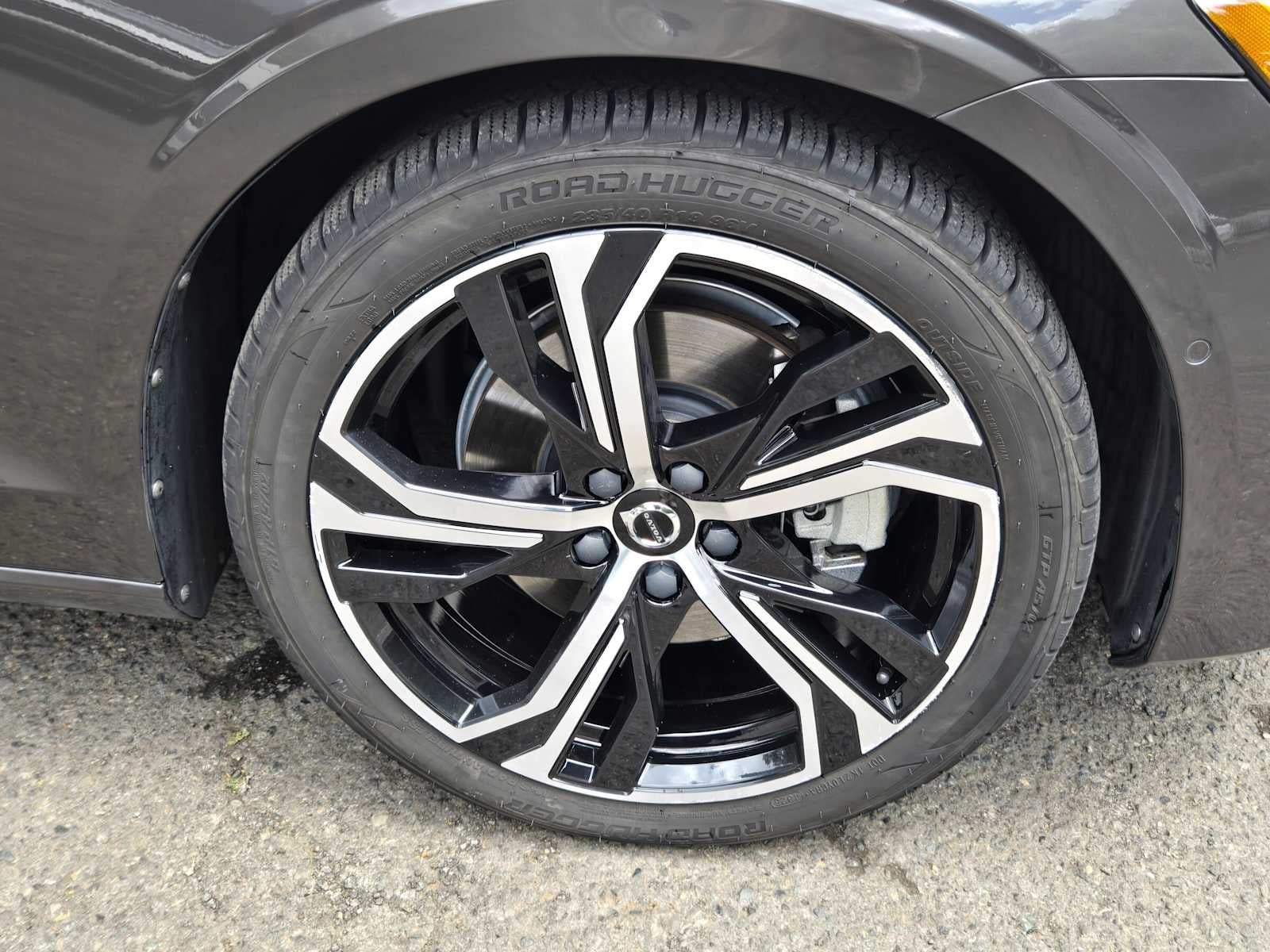 2024 Volvo S60 Plus Dark Theme