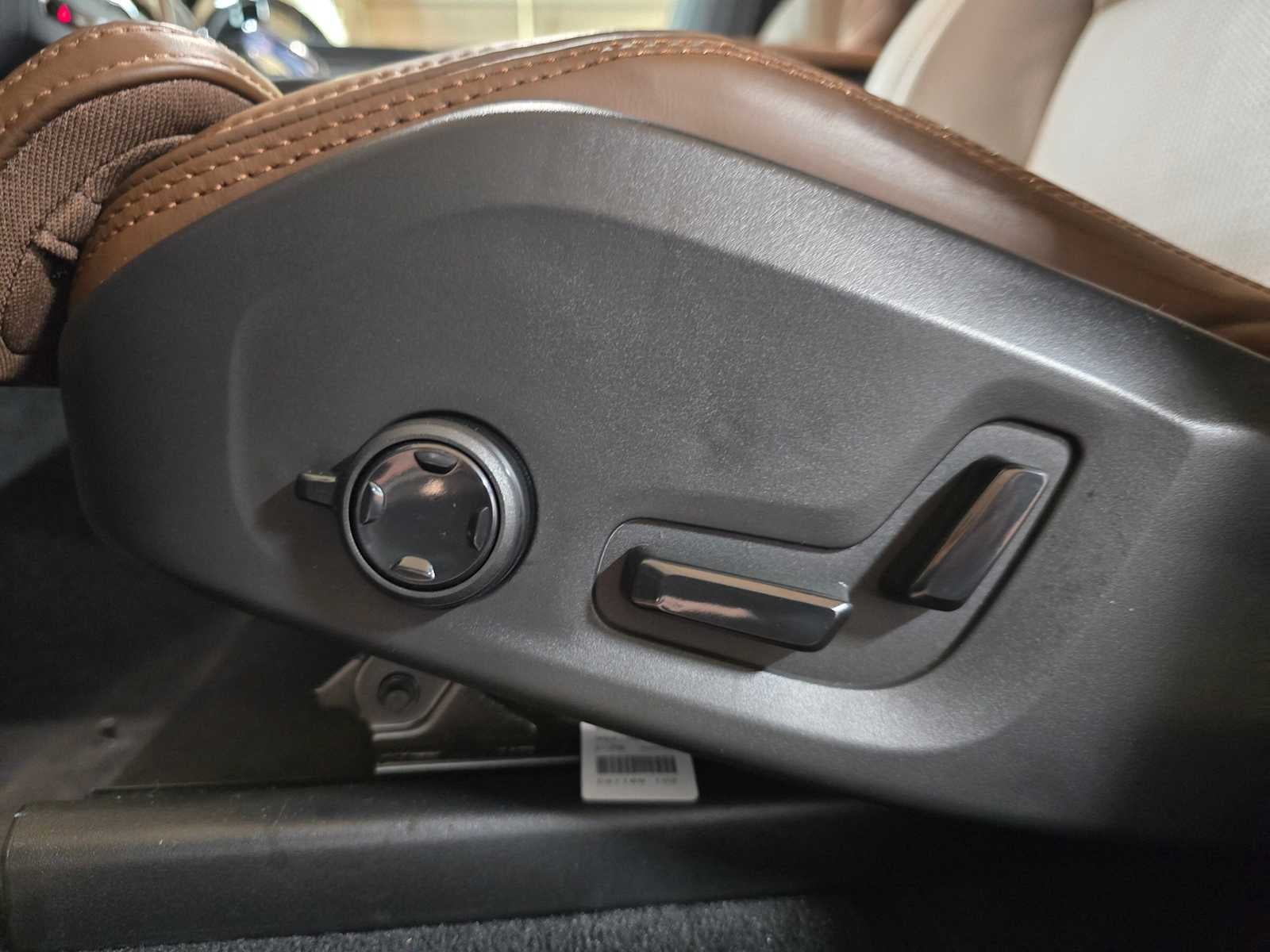 2023 Volvo XC60 Ultimate Dark Theme