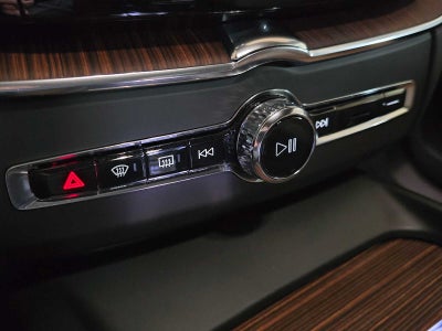 2023 Volvo XC60 Ultimate Dark Theme