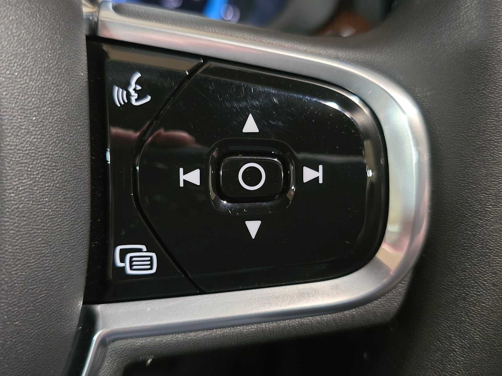 2023 Volvo XC60 Ultimate Dark Theme