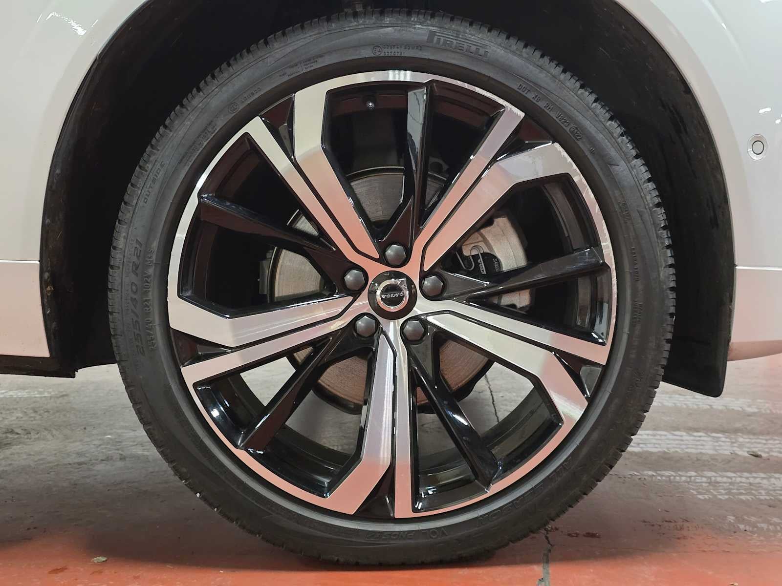 2023 Volvo XC60 Ultimate Dark Theme