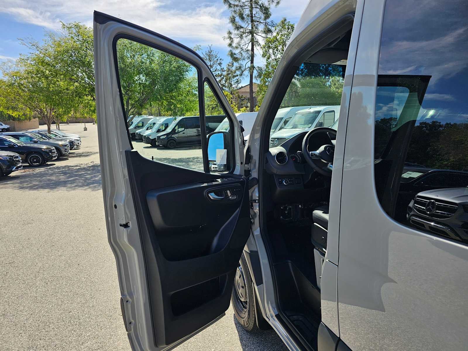 2025 Mercedes-Benz Sprinter 2500 Standard Roof I4 Diesel HO 144 RWD