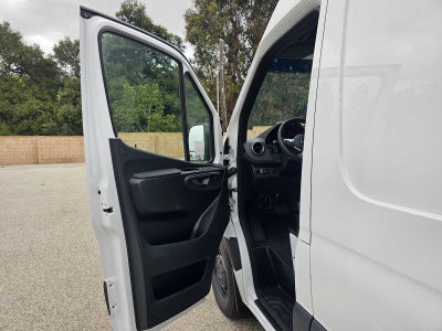2026 Mercedes-Benz Sprinter 2500 Standard Roof I4 Diesel HO 144 RWD