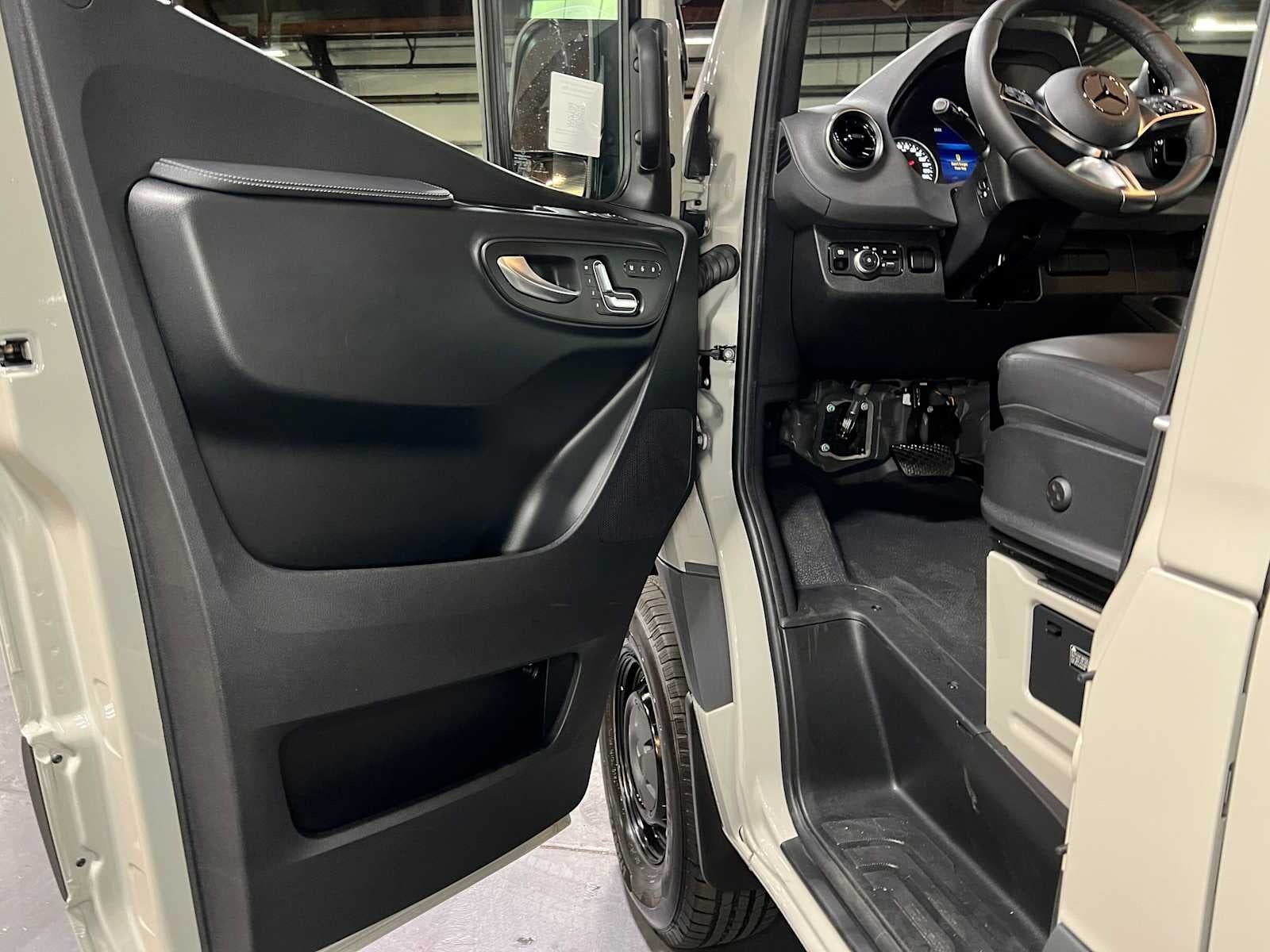2026 Mercedes-Benz Sprinter 2500 Standard Roof I4 Diesel HO 144 AWD
