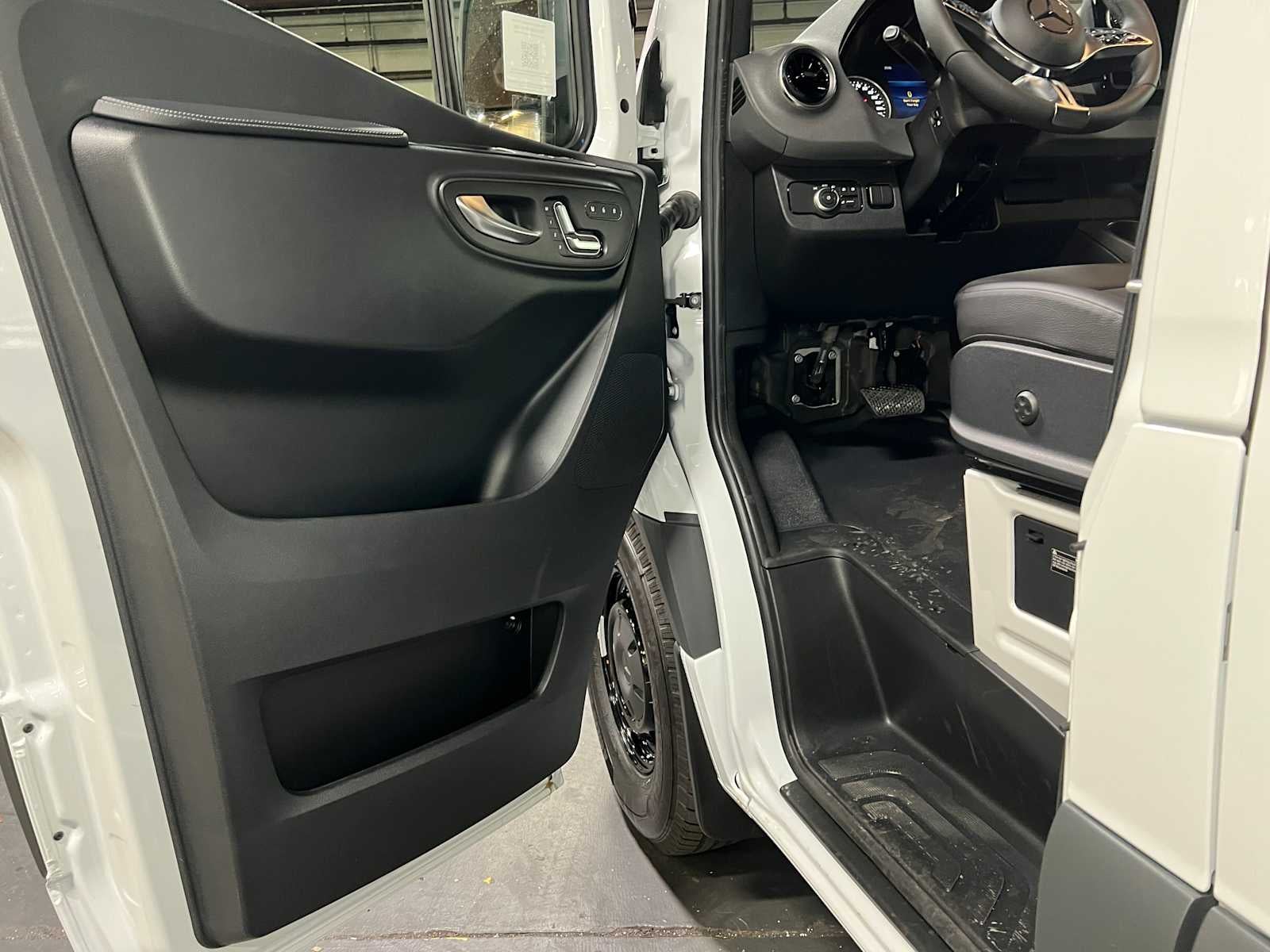 2026 Mercedes-Benz Sprinter 2500 Standard Roof I4 Diesel 144 RWD