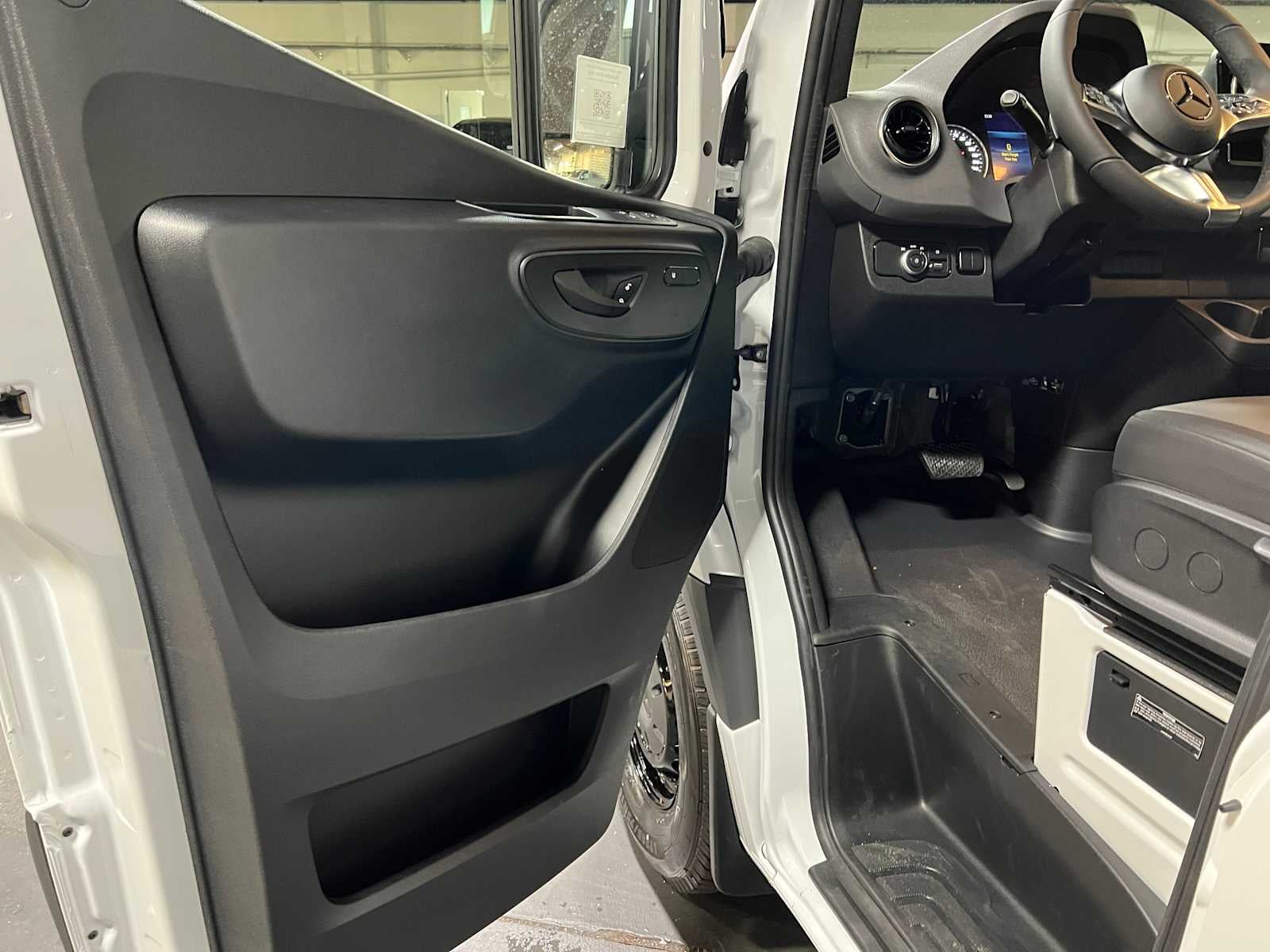 2026 Mercedes-Benz Sprinter 2500 Standard Roof I4 Diesel 144 RWD