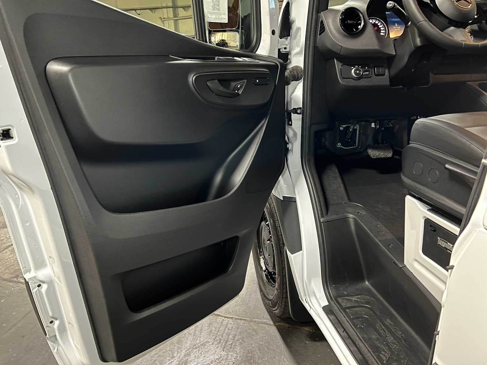 2025 Mercedes-Benz Sprinter Cargo Van 2500 Standard Roof I4 Diesel HO 144 RWD
