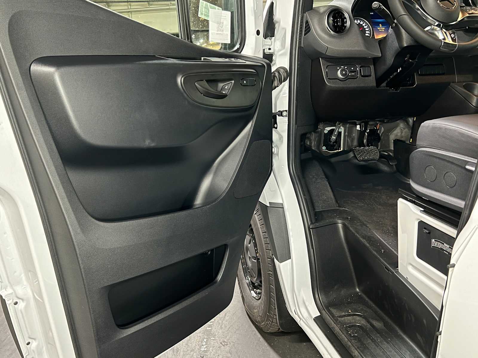 2026 Mercedes-Benz Sprinter 2500 High Roof I4 Diesel HO 170 RWD
