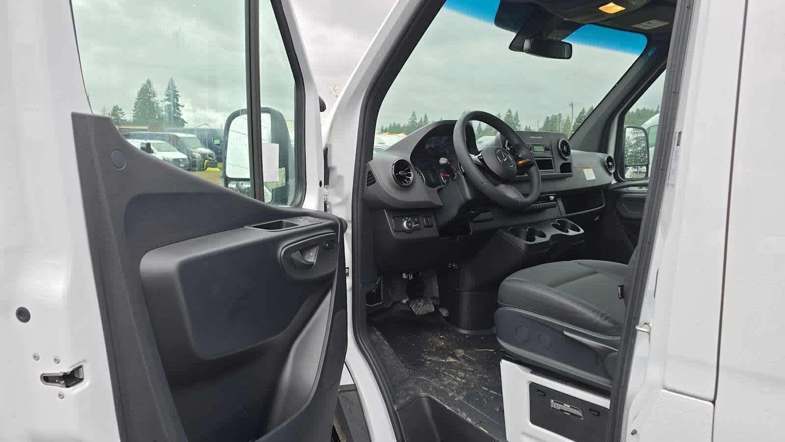 2025 Mercedes-Benz Sprinter 2500 Standard Roof I4 Diesel 144" RWD