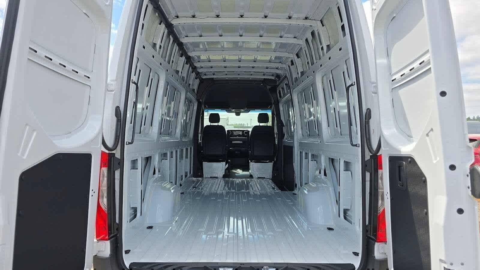 2026 Mercedes-Benz Sprinter 2500 High Roof I4 Diesel 170 RWD
